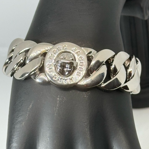 Marc by Marc Jacobs Chunky Turn lock closure
Bracelet in Silver - Picture 2 of 11